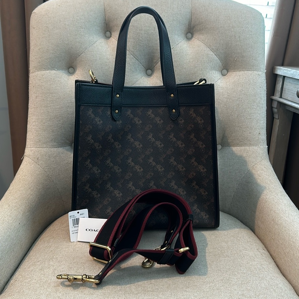 Coach horse and carriage field tote